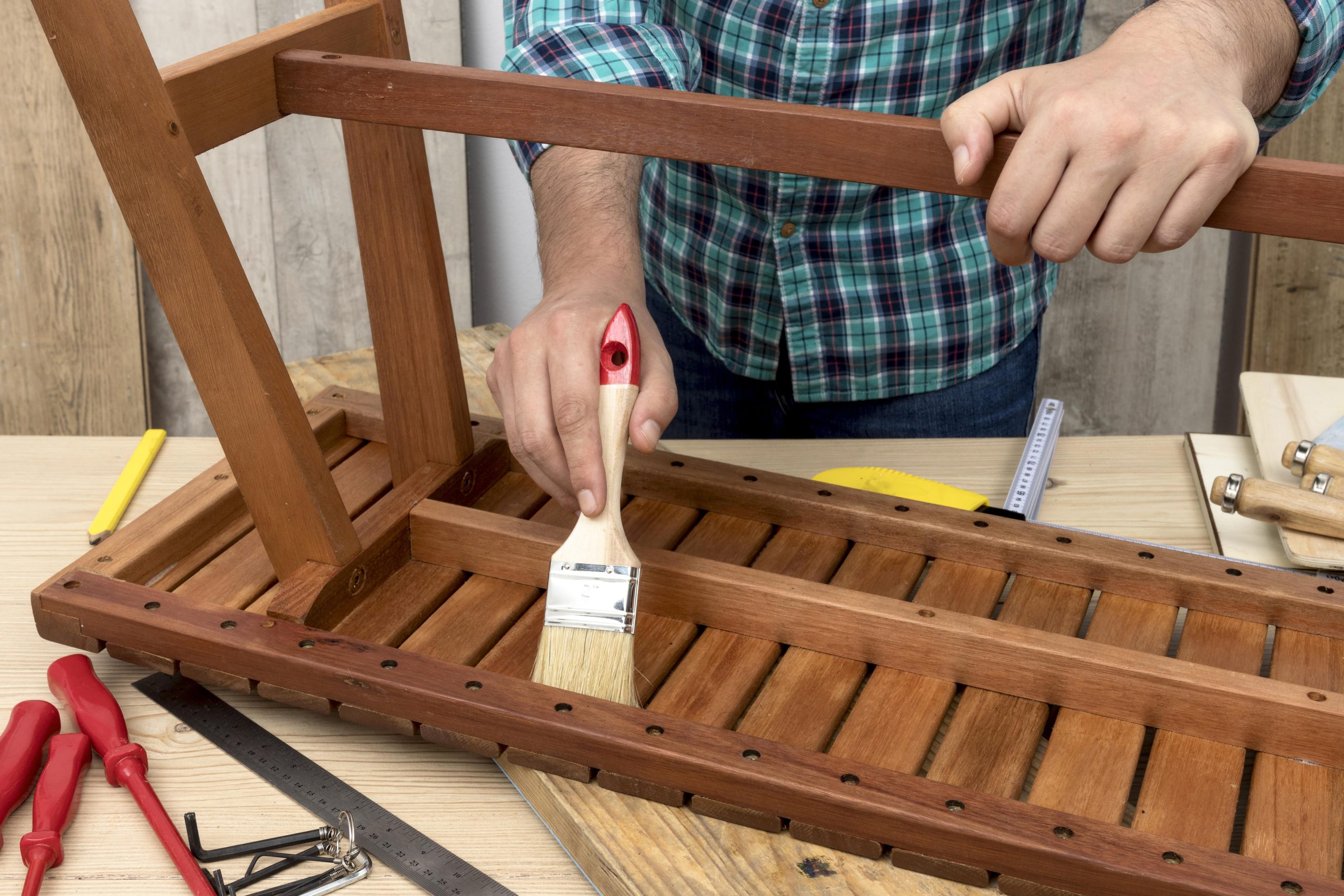 trabajador de carpintero calificado utilizando sus herramientas en madera